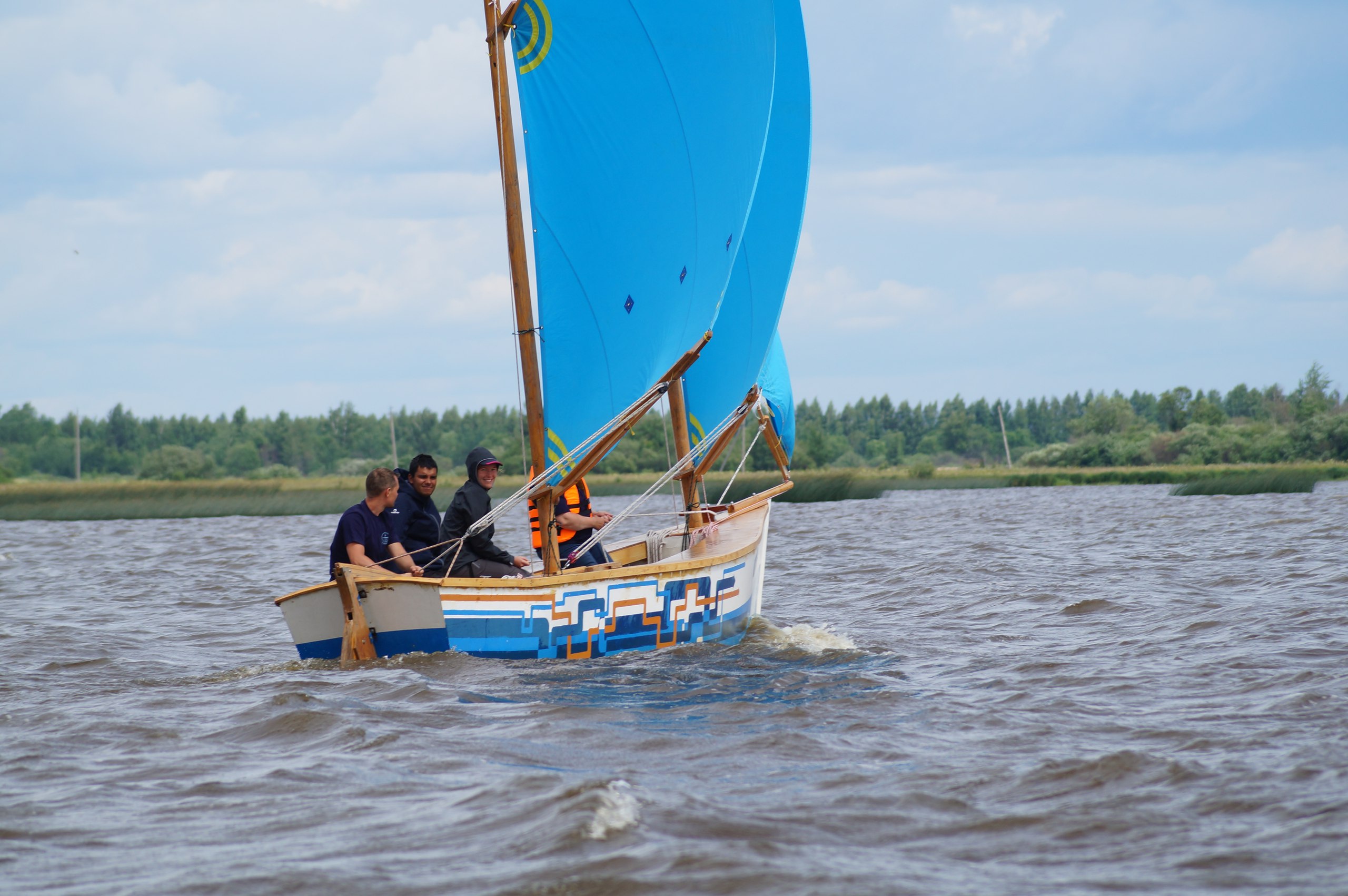 Плавание по островам Костромского моря на парусных шхунах и прогулки на сапах.